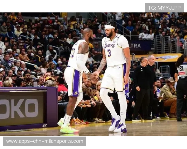 戴维斯护筐打出亮眼表现,洛杉矶优势明显