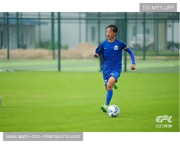 上海申花射门加练见效，禁区外远射连中门框范围